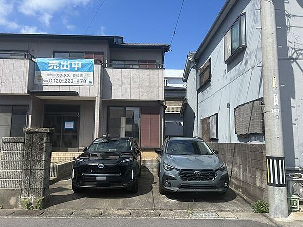 【駐車場】（7/11撮影）前面道路の幅員が広く、駐車が容易にいただけます。