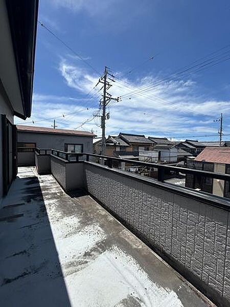 【リフォーム中/バルコニー】（7/11撮影）外壁塗装に併せて、バルコニーの防水塗装を行います。ご購入後におうちのメンテナンスで手出しの費用が掛かるリスクが抑えられて嬉しいですね。