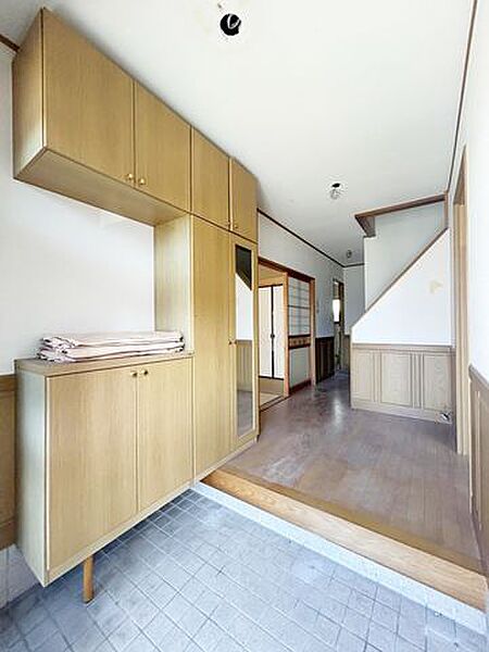 【リフォーム中/玄関】（7/11撮影）靴箱クリーニング、壁紙張替を行う予定です。全居室の照明は交換し、設置した状態でお引渡し致します。