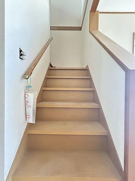 【リフォーム中/階段】（7/11撮影）手すりが付いております。階段には滑り止めを設置し、「曲がり階段+手すり+滑り止め」で安全性が上がります。