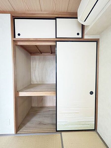 【リフォーム中/収納】南側和室の押入収納です。収納内と襖はクロスを張り替えます。