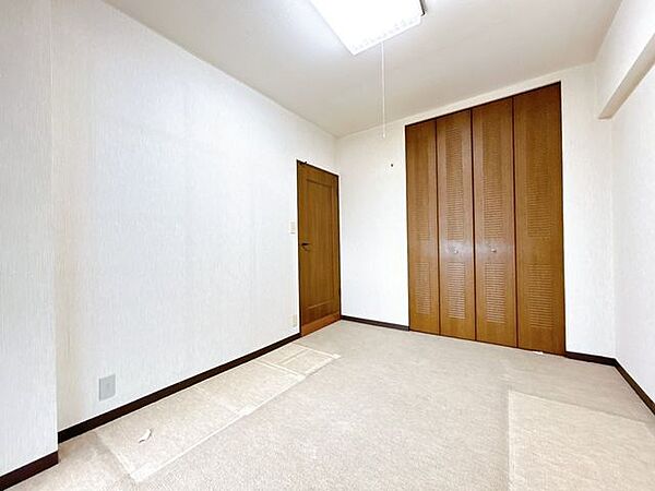 【洋室】玄関側の洋室です。床・壁紙・照明リフォームを予定しております。窓用エアコン設置が可能となるよう、コンセントの増設も行います。