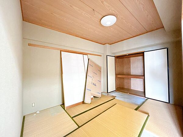 【和室→洋室】バルコニー面の洋室の拡張に伴い、4.5畳+収納の洋室にリフォーム予定です。収納はオープンで棚とハンガーパイプを設置予定です。