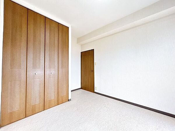 【洋室】バルコニー面の洋室です。壁の位置を和室側へ移設にて、拡張予定です。
