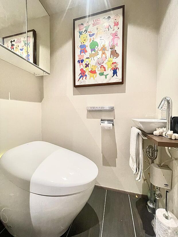 トイレはTOTOネオレストNXが導入されております。デザインだけでなく機能性もフルスペックのトイレになります。お洒落な壁付水栓もございます♪
