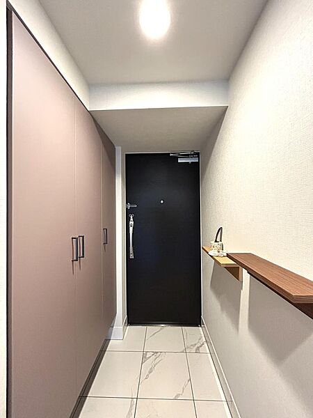 大理石調のタイルで明るく高級感がございます