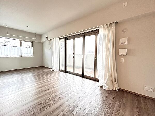 角住戸ですので窓がたくさんあり、風通しも明るさも増していいお部屋です