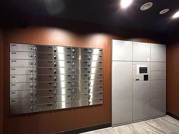 宅配ボックスが付いており、不在時も荷物が受け取れて安心♪