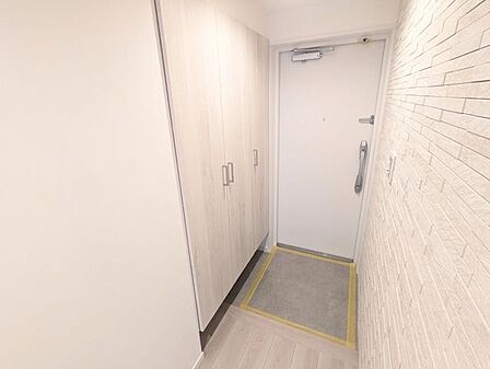 玄関廊下は「汚れ対策・におい対策・湿気対策」全て兼ね備えたエコカラットを採用しています。