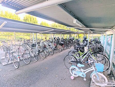 お子さまの自転車や電動アシスト自転車を置ける、日常生活に便利な駐輪場です。