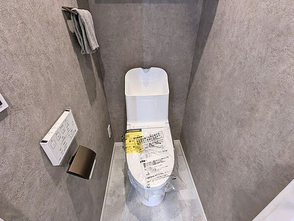 毎日気持ちよく使える、清潔感のある落ち着いた雰囲気のトイレ空間です。