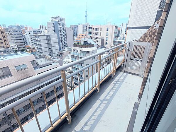 開放感のある眺望を楽しめるバルコニー。外の景色を眺めながら気分転換できます。