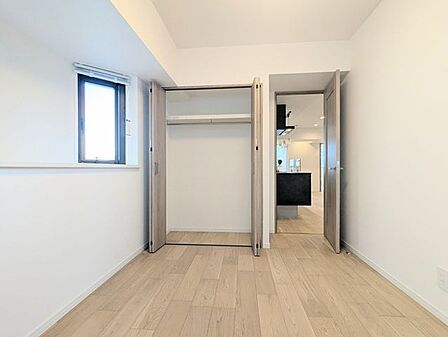 窓から心地よい光が差し込む明るい洋室。朝も気持ちよく迎えられそうです。