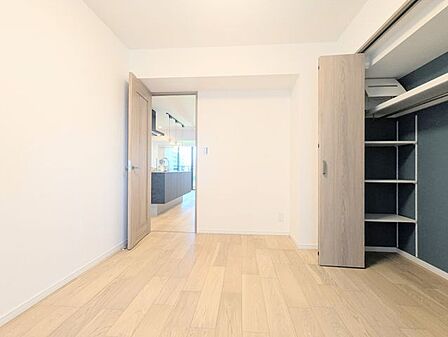 衣類や季節用品をすっきり収納できるクローゼットを備えた、使いやすい洋室です。