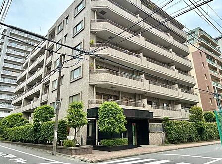 高さを抑えた建物形状で、周囲に圧迫感を与えにくい、親しみやすい佇まいです。