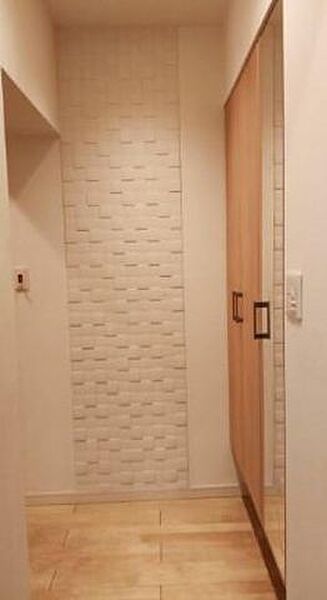 住まいの第一印象を明るく演出する、清潔感のあるすっきりとした玄関スペースです。
