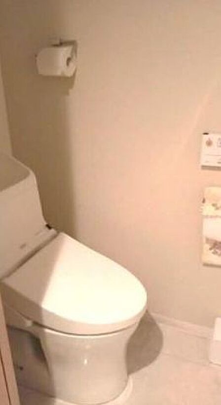 毎日気持ちよく使える、清潔感のある落ち着いた雰囲気のトイレ空間です。