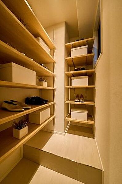 衣類やバッグなどをまとめて収納でき、お部屋をすっきり使えるクローゼットです。