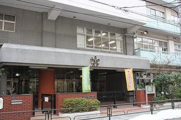 台東区立蔵前小学校 徒歩3分。 210m