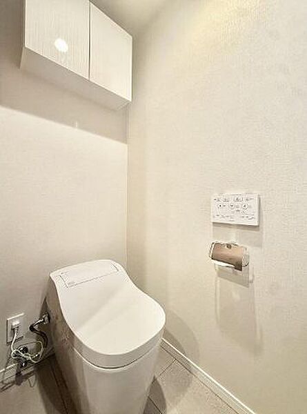 一年を通して快適に使える温水洗浄便座付き。毎日の暮らしに嬉しい設備です。