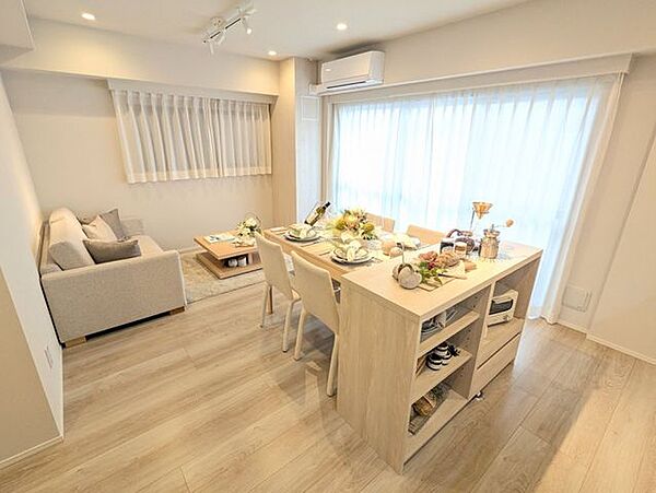 家族が自然と集まり、今日あった出来事を語り合える、温かな団らんの時間を育むリビングです。