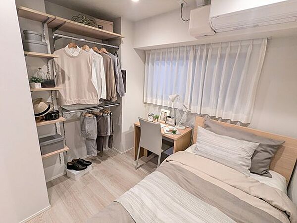 一日の疲れをゆっくりと癒やせる、落ち着いた雰囲気の寝室として使えるお部屋です。