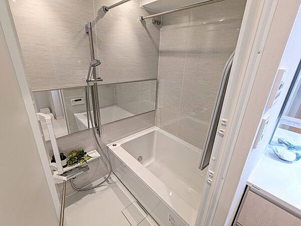 雨の日や花粉の季節にも便利な浴室乾燥機付き。洗濯物を時間や天候を気にせず乾かせます。