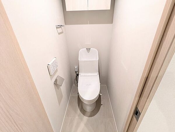 一年を通して快適に使える温水洗浄便座付き。毎日の暮らしに嬉しい設備です。
