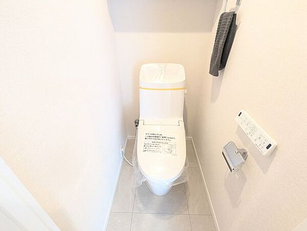 一年を通して快適に使える温水洗浄便座付き。毎日の暮らしに嬉しい設備です。