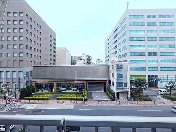 バルコニーに出れば、空や街の景色を眺めながら気軽に気分転換できます。