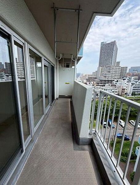 開放感のある眺望を楽しめるバルコニー。外の景色を眺めながら気分転換できます。