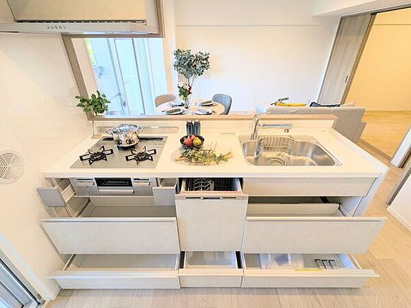 調理器具や食器、食品類をすっきり整理できる、収納スペースが充実したキッチンです。
