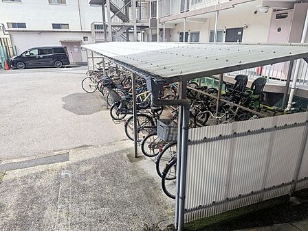 屋根付きの駐輪場で、雨や直射日光から自転車を守りながら保管できます。