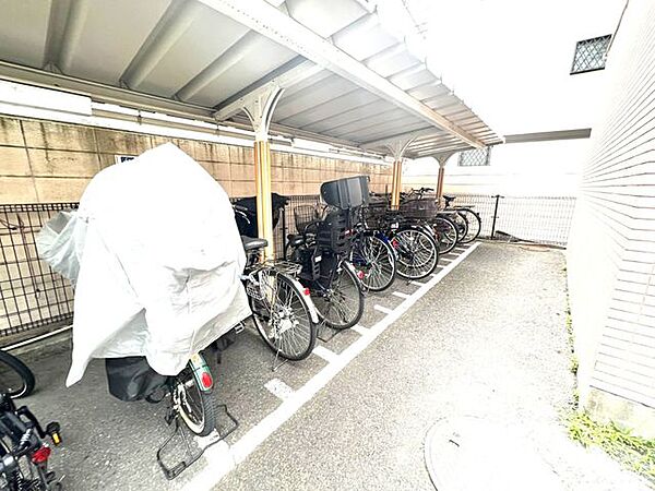 屋根付きの駐輪場で、雨や直射日光から自転車を守りながら保管できます。