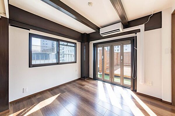 二面に窓を設け、明るさと風通しに配慮された、心地よく過ごせる洋室です。