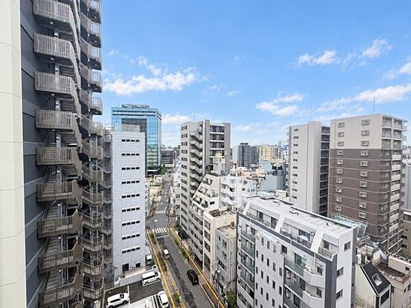 バルコニーに出れば、空や街の景色を眺めながら気軽に気分転換できます。