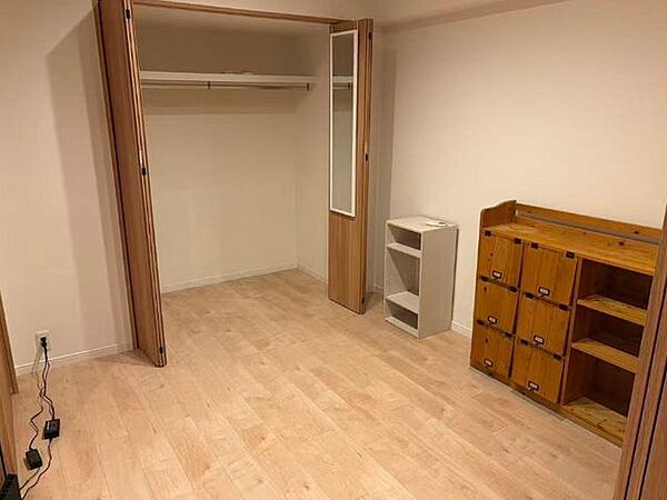 衣類や季節用品をすっきり収納できるクローゼットを備えた、使いやすい洋室です。