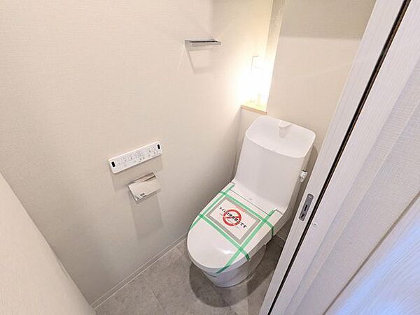 一年を通して快適に使える温水洗浄便座付き。毎日の暮らしに嬉しい設備です。