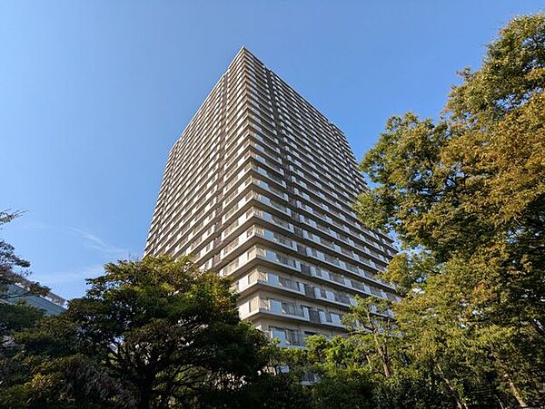 空に向かって伸びるスタイリッシュな外観。街のランドマークとなるタワーマンションです。
