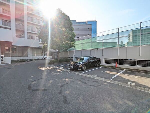 お子さまを連れての乗り降りや、ベビーカーの積み降ろしをしやすい駐車場です。