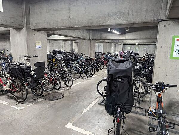 屋根付きの駐輪場で、雨や直射日光から自転車を守りながら保管できます。