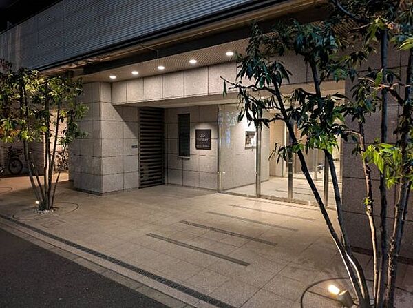 重厚感のあるデザインが印象的。住まいの品格を感じさせるエントランス空間です。