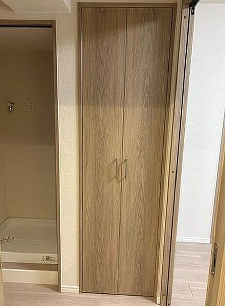 廊下には室内洗濯機置場を備え、家事動線にも配慮した使いやすい設計です