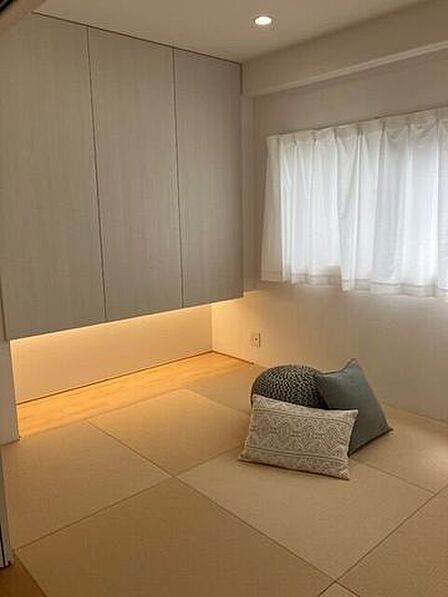 リビング横には使い勝手の良い和室。お子様のお昼寝スペースや客間、ちょっとしたリラックス空間など、多目的に活躍します。