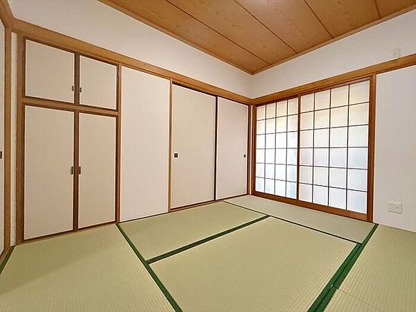 北西側の約6帖の和室です