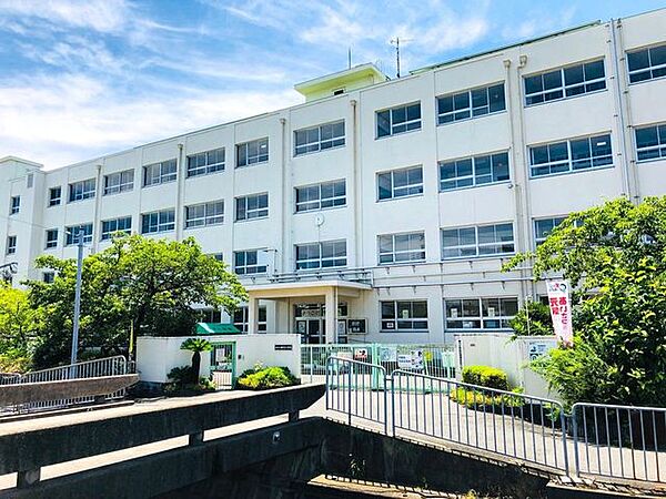 高槻市立柳川小学校 290m