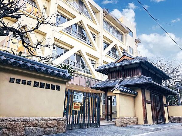 茨木市立茨木小学校・児童数約718名 350m