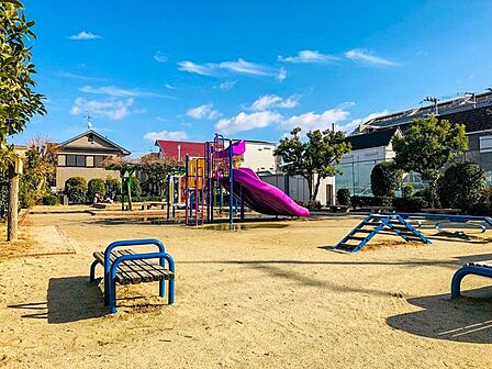 竹橋公園 550m
