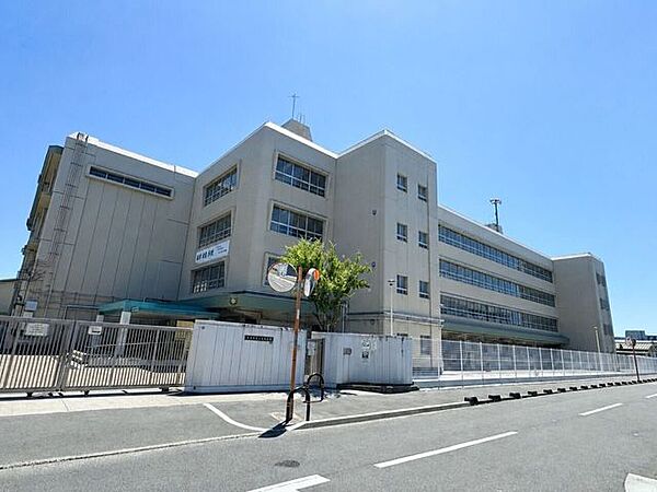 茨木市立三島中学校　・生徒数約494名 680m