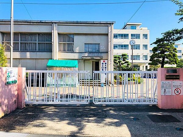 赤大路小学校・児童徒数約547名 690m